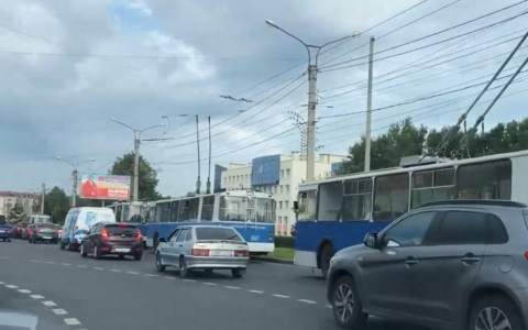 В Чебоксарах на проспекте Мира и Калинина встали троллейбусы