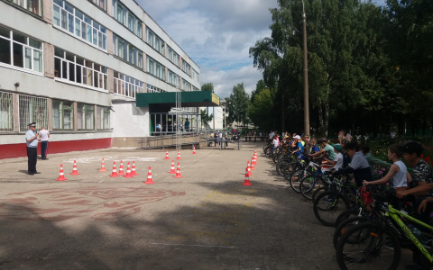 Сотрудники ГИБДД провели обучающую игру со школьниками