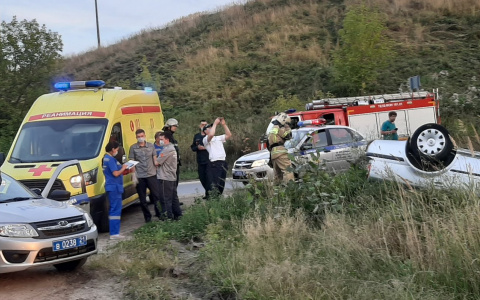 На набережной Новочебоксарска перевернулась легковушка