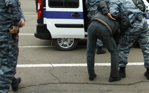 Мужчина вышел из колонии, нацепил медицинскую маску и пошел грабить офис микрозаймов