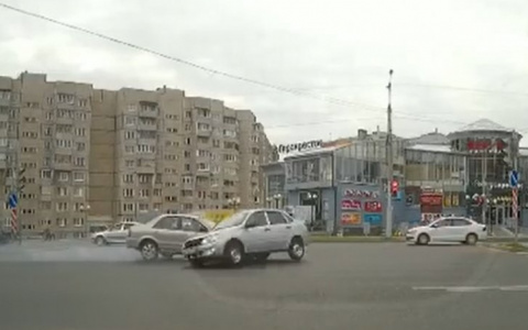 Момент утреннего ДТП в Новоюжном: автомобилю с регистратором повезло