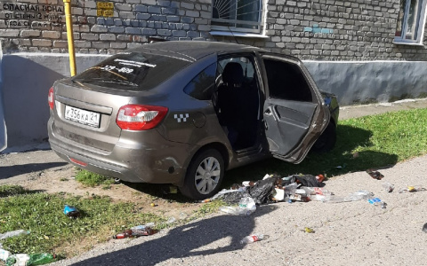 В Новочебоксарске машина влетела в многоэтажку