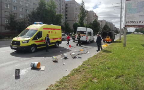 В Новочебоксарске маршрутка столкнулась с дорожниками, один пассажир госпитализирован