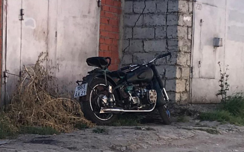 Воры спрятали раритетный мотоцикл в гараже, но испугались и бросили его
