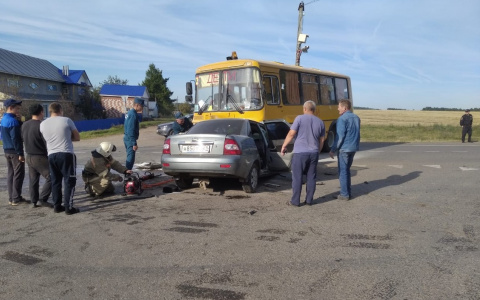 Школьный автобус врезался в "Приору": пострадали двое детей и водитель легковушки