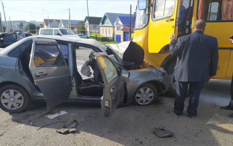 Водитель “Приоры” погиб в аварии со школьным автобусом