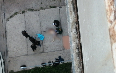 В Чебоксарах мужчина выпал с 13 этажа