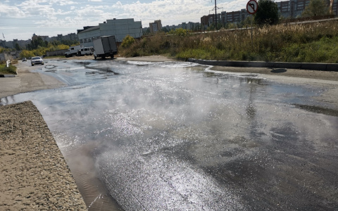 В Новоюжном районе дорогу залило кипятком