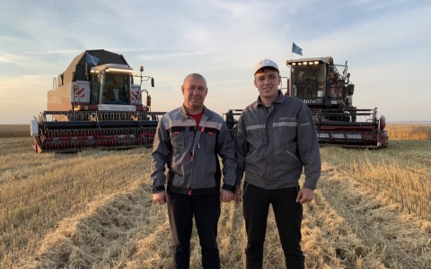 Молодой комбайнер получил диплом и уехал в деревню: “В поле работаем вместе с отцом”