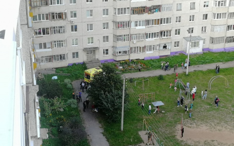 Следователи выясняют обстоятельства гибели маленькой девочки, которая выпала из окна четвертого этажа