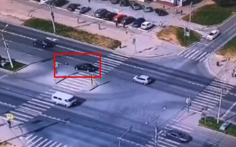 В Чебоксарах женщина переходила на красный, несмотря на поток машин