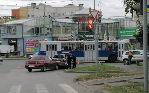 На аварийном перекрестке проспекта Тракторостроителей столкнулись четыре автомобиля