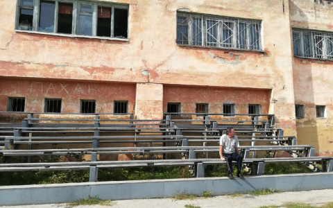 В Чебоксарах есть место, где время остановилось: советские остановки, архитектура и разрушающийся стадион