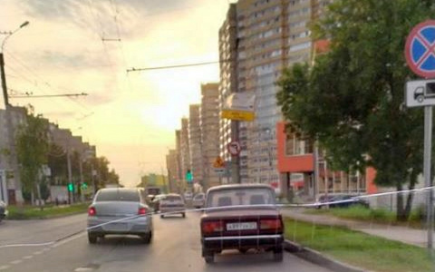 В Чебоксарах целую неделю прямо на дороге стоит брошенная "семерка"