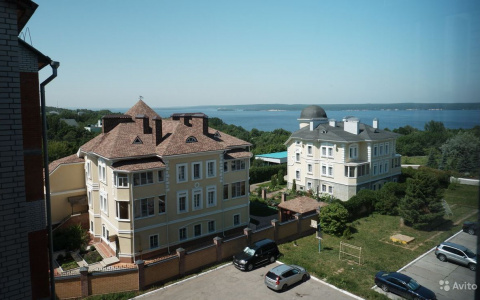 Заглядываем в элитный дом Волжского района: трехкомнатная квартира за 13 млн рублей