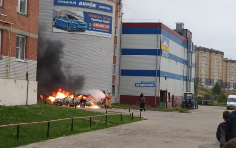 Возле гаражного комплекса в Чебоксарах загорелась легковушка