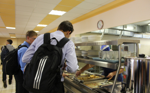 Роспотребнадзор рассказал о недоработанных расписаниях в школах: "10 минут на обед недостаточно"