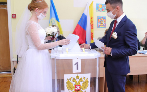 Новочебоксарские молодожены сразу после загса отправились на выборы