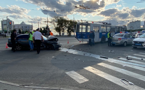В центре Чебоксар в результате преследования случилось массовое ДТП с троллейбусом