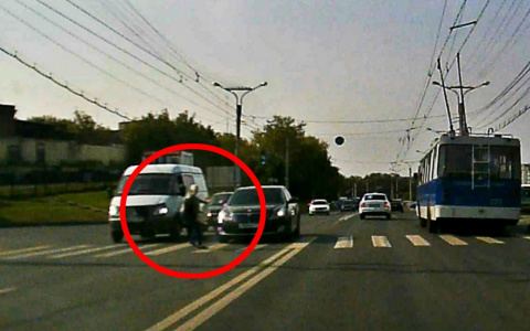 У "Ярмарки" сбили женщину, перебегавшую на красный