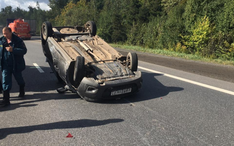 У Хыркасов "Лада" перевернулась после столкновения с фурой