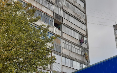 Бабушка-экстремалка переполошила МЧС и полицию, прогулявшись по карнизу балкона