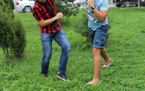 При свете дня парень подкараулил 15-летнего подростка у дома ради желаемой, но небольшой суммы денег