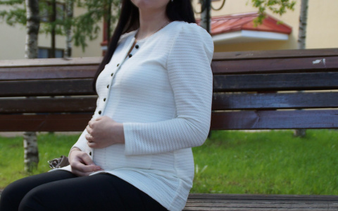 Парень избивал 14-летнюю девушку, которая была от него беременна