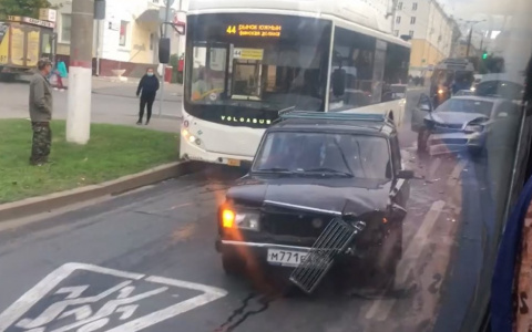 В Чебоксарах в час пик столкнулись 44-й автобус и две легковушки