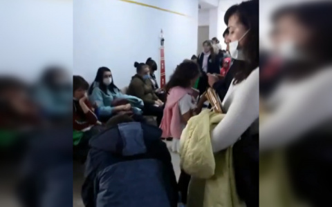 В детском медцентре к педиатру ежедневно выстраиваются нескончаемые очереди