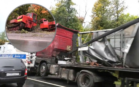 Недалеко от Цивильска в кювет съехала фура, из ее кузова вывалились два новых бульдозера