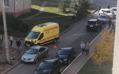 В Новочебоксарске 7-летняя девочка попала под машину и от страха убежала: "Обратно ее принесли на руках"