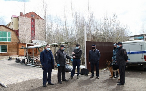 В арендованном доме в Чебоксарах мужчина пытался убить двух парней: один из них скончался в больнице