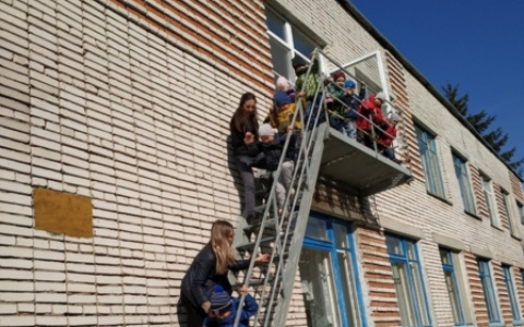 Из "горящего" детского сада эвакуировали 186 детей и 35 сотрудников