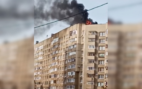 В Чебоксарах загорелась крыша многоэтажного жилого дома