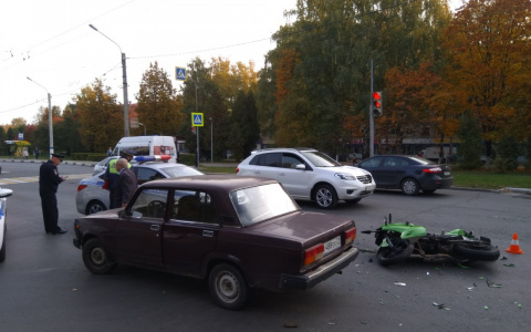 В Новочебоксарске мотоциклистку увезли на реанимации после столкновения с "семеркой"