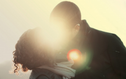 Гороскоп на октябрь: Рыб ждет новый роман, а Скорпионов - визиты