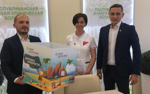 Пациенты республиканской детской больницы в Чебоксарах получили коробку храбрости от Сбербанка