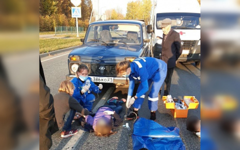 В Чебоксарах ослепленный солнцем водитель сбил на дороге двух женщин