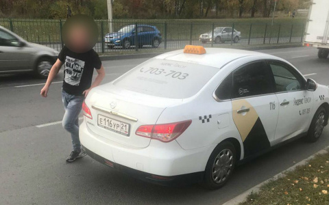 "Резко открыл дверь и начал орать": таксист высадил пассажирок из-за открытого окна