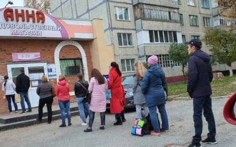 Чебоксарцев вновь выставили в очередь на улицу: "Стоим по 40 минут"