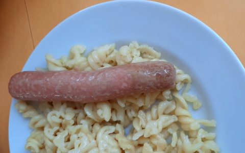 Макароны с сосиской для школьников вызвали яростную дискуссию: "В тюрьме, наверное, лучше готовят"