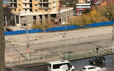 Дорогу на Максима Горького затопило канализационной водой