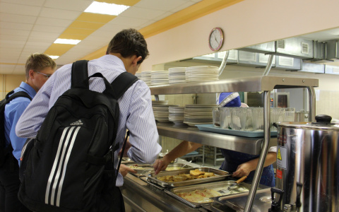 Власти Чувашии посчитали расходы на бесплатные школьные обеды в 2021 году