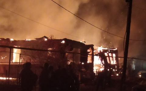 Крупный пожар в Алатыре: сгорели четыре дома, погибли люди