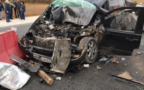 Пять пассажиров минивэна пострадали в ДТП со спецтехникой по пути из Москвы в Батырево