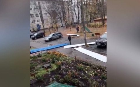 В Чебоксарах из-за ветра снесло элементы крыши дома