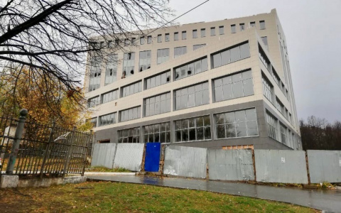 В Чебоксарах подростки выбили окна в долгострое