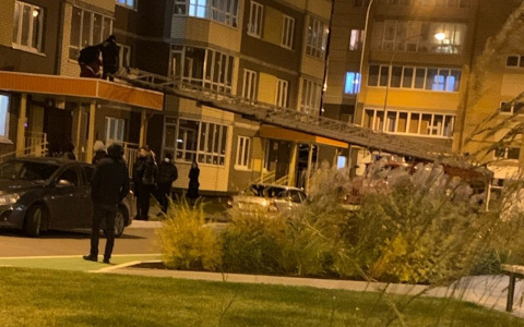Трехлетний ребенок выпал из окна многоэтажки в Новом Городе