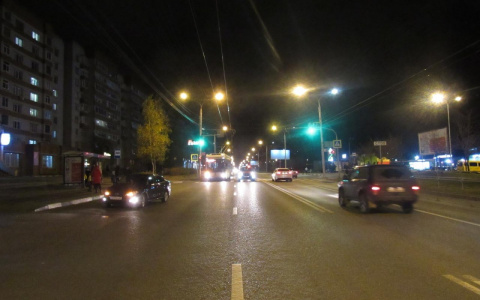 Автоледи на "Фольксвагене" проехала на красный и сбила школьника